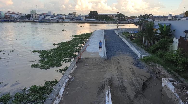 C&ocirc;ng trường k&egrave; s&ocirc;ng Cần Thơ ngổn ngang trước thời hạn c&ograve;n 2 th&aacute;ng để ho&agrave;n th&agrave;nh - Ảnh 1.