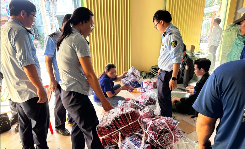 Tạm giữ 2 xe &ocirc; t&ocirc; tải vận chuyển nhiều h&agrave;ng h&oacute;a kh&ocirc;ng r&otilde; nguồn gốc ở An Giang - Ảnh 1.