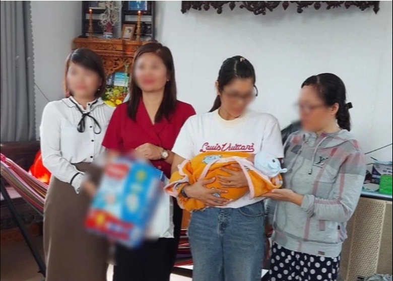 Tìm thân nhân bé trai sơ sinh bị bỏ rơi trong đêm ở Nam Định - Ảnh 1. Tìm thân nhân bé trai sơ sinh bị bỏ rơi trong đêm ở Nam Định - Ảnh 1.