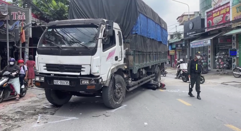 Xe tải t&ocirc;ng li&ecirc;n ho&agrave;n một người đi bộ tử vong tại chỗ - Ảnh 1.