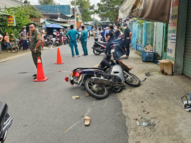 Va chạm giữa xe m&ocirc; t&ocirc; v&agrave; xe gắn m&aacute;y, b&agrave; cụ tử vong thương t&acirc;m - Ảnh 1.