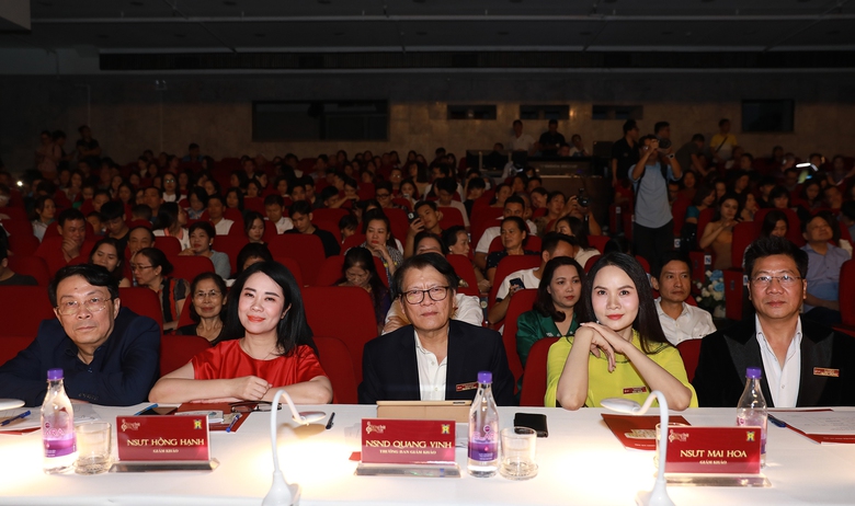 Cô gái 18 tuổi xứ Nghệ đã thắng giải Quán quân Tiếng hát Hà Nội 2023 - Ảnh 4. Cô gái 18 tuổi xứ Nghệ đã thắng giải Quán quân Tiếng hát Hà Nội 2023 - Ảnh 4.