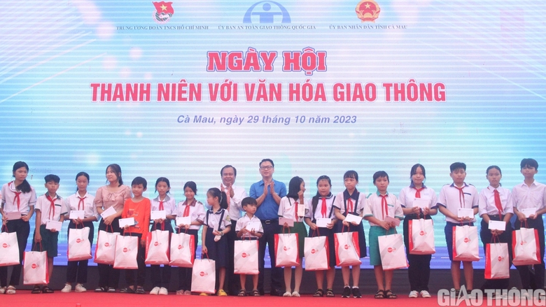 C&agrave; Mau ng&agrave;y hội thanh ni&ecirc;n với văn h&oacute;a giao th&ocirc;ng - Ảnh 3.