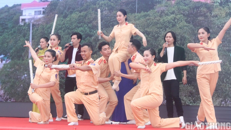 C&agrave; Mau ng&agrave;y hội thanh ni&ecirc;n với văn h&oacute;a giao th&ocirc;ng - Ảnh 4.