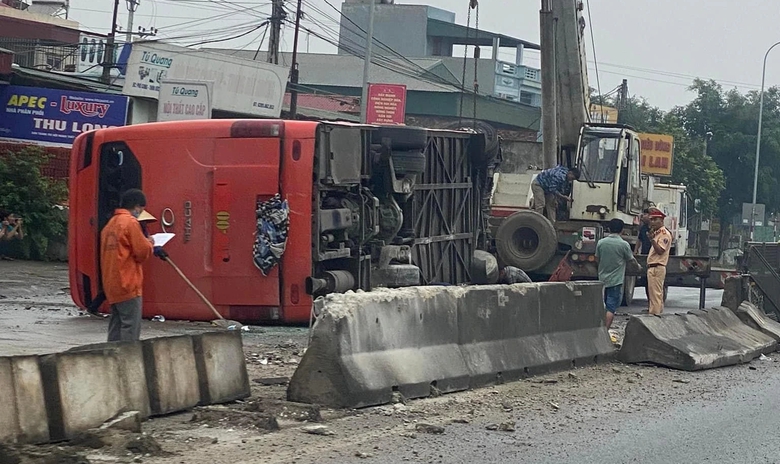 &Ocirc; t&ocirc; lật nghi&ecirc;ng tr&ecirc;n QL1A, h&agrave;nh kh&aacute;ch may mắn tho&aacute;t nạn - Ảnh 1.