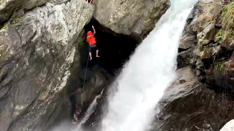 Cảnh s&aacute;t đu d&acirc;y vượt th&aacute;c dữ cứu du kh&aacute;ch nước ngo&agrave;i mắc kẹt - Ảnh 1.