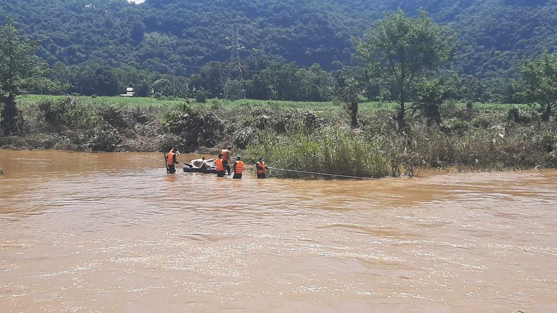 T&igrave;m thấy thi thể nam sinh sau 3 ng&agrave;y bị nước lũ cuốn tr&ocirc;i - Ảnh 1.
