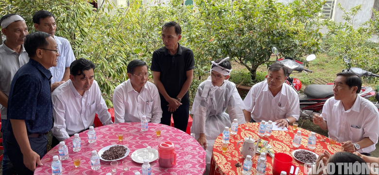 X&oacute;t xa hai sinh vi&ecirc;n th&agrave;nh trẻ mồ c&ocirc;i sau vụ tai nạn tr&ecirc;n QL20 - Ảnh 1.