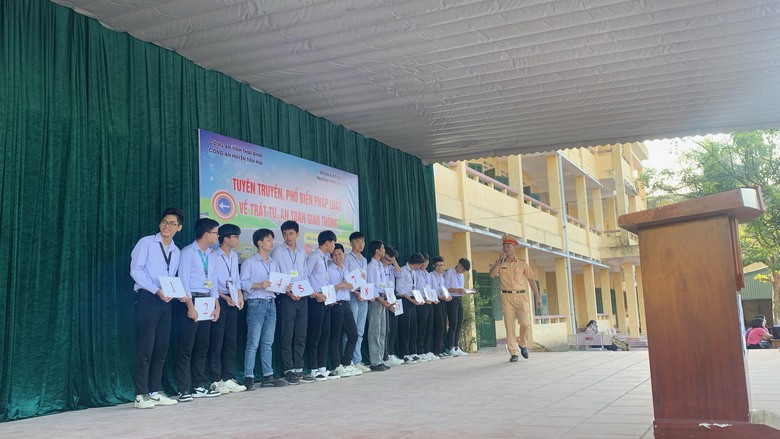 Th&aacute;i B&igrave;nh: N&acirc;ng cao &yacute; thức chấp h&agrave;nh ph&aacute;p luật về ATGT cho học sinh, sinh vi&ecirc;n đầu năm học - Ảnh 1.