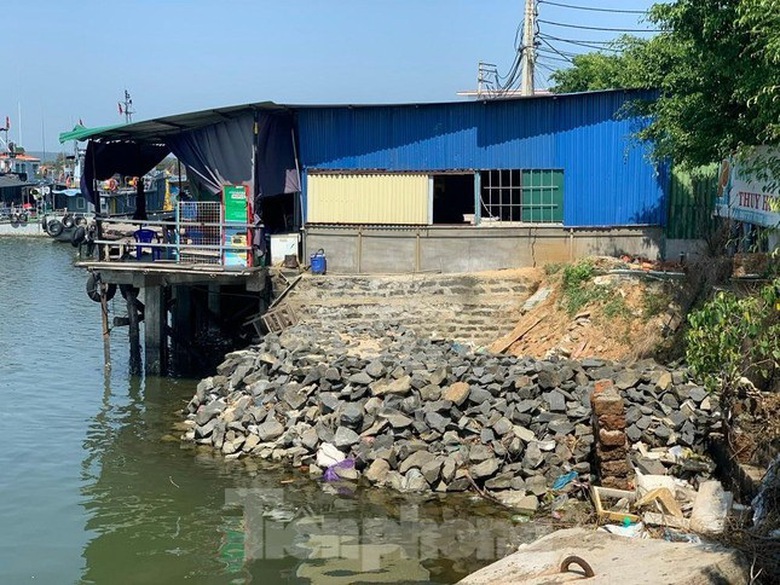 Người d&acirc;n đổ đ&aacute; lấn luồng cảng Sa Kỳ x&acirc;y h&agrave;ng qu&aacute;n: Quảng Ng&atilde;i xử m&atilde;i kh&ocirc;ng xong - Ảnh 1.