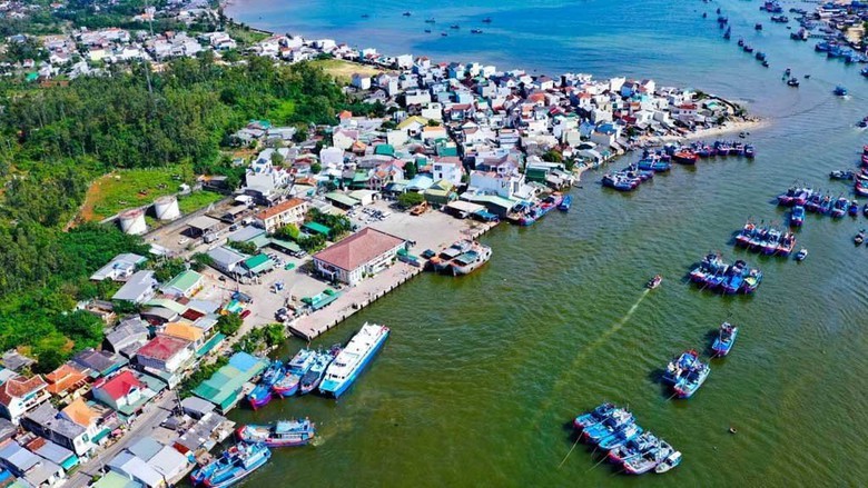 Người d&acirc;n đổ đ&aacute; lấn luồng cảng Sa Kỳ x&acirc;y h&agrave;ng qu&aacute;n: Quảng Ng&atilde;i xử m&atilde;i kh&ocirc;ng xong - Ảnh 3.