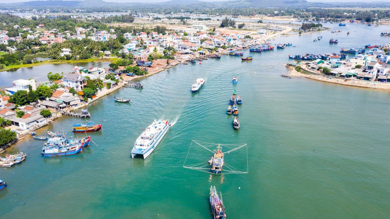 Người d&acirc;n đổ đ&aacute; lấn luồng cảng Sa Kỳ x&acirc;y h&agrave;ng qu&aacute;n: Quảng Ng&atilde;i xử m&atilde;i kh&ocirc;ng xong - Ảnh 4.