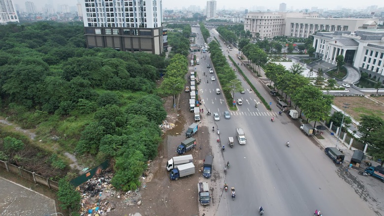 Đại lộ ngh&igrave;n tỷ ở H&agrave; Nội biến th&agrave;nh nơi nhận h&agrave;ng của xe tải - Ảnh 2.