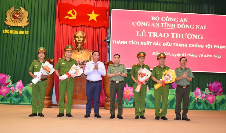 Khen thưởng đột xuất c&aacute;c tập thể bắt n&oacute;ng kẻ bắt c&oacute;c b&eacute; g&aacute;i đ&ograve;i hai tỷ tiền chuộc - Ảnh 1.
