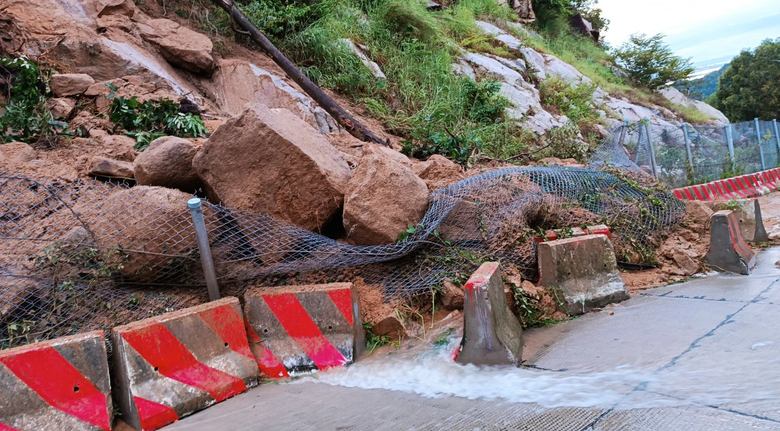 Nhiều thiệt hại sau vụ sạt lở đất, đ&aacute; tr&ecirc;n n&uacute;i Cấm - Ảnh 1.