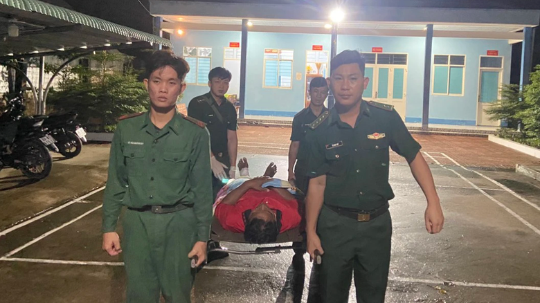 S&oacute;ng to đ&aacute;nh ch&igrave;m t&agrave;u c&aacute; tr&ecirc;n biển, 15 ngư d&acirc;n được cứu sống - Ảnh 1.