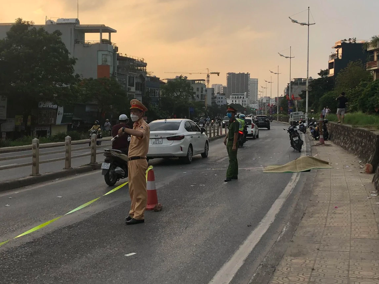 C&ocirc;ng an t&igrave;m nh&acirc;n chứng vụ TNGT khiến 1 người tử vong tại đường &Acirc;u Cơ - Ảnh 1.