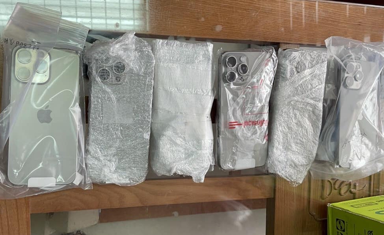 Khởi tố "con bu&ocirc;n" nước ngo&agrave;i vận chuyển lậu h&agrave;ng chục Iphone 15 đến Đ&agrave; Nẵng - Ảnh 1.