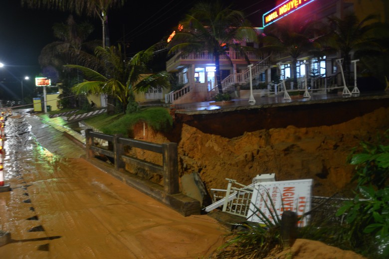 Th&ocirc;ng tuyến đường ven biển Phan Thiết, sau trận sạt lở c&aacute;t kinh ho&agrave;ng - Ảnh 2.