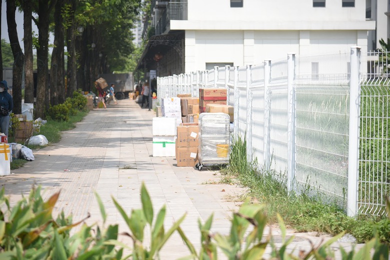 Đại lộ ngh&igrave;n tỷ ở H&agrave; Nội biến th&agrave;nh nơi nhận h&agrave;ng của xe tải - Ảnh 4.