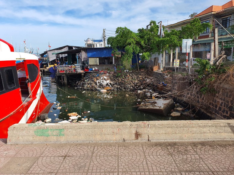 Người d&acirc;n đổ đ&aacute; lấn luồng cảng Sa Kỳ x&acirc;y h&agrave;ng qu&aacute;n: Quảng Ng&atilde;i xử m&atilde;i kh&ocirc;ng xong - Ảnh 2.