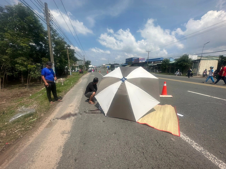 Va chạm giữa xe m&aacute;y v&agrave; xe tải, b&eacute; g&aacute;i 8 tuổi tử vong thương t&acirc;m - Ảnh 1.