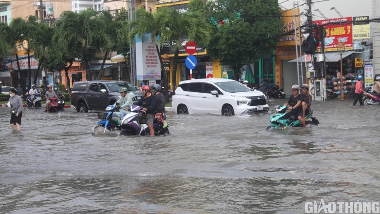 Người d&acirc;n Bạc Li&ecirc;u b&igrave; b&otilde;m dẫn xe lội nước sau cơn mưa lớn k&eacute;o d&agrave;i - Ảnh 1.
