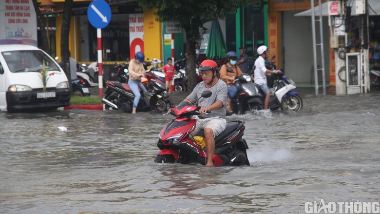 Người d&acirc;n Bạc Li&ecirc;u b&igrave; b&otilde;m dẫn xe lội nước sau cơn mưa lớn k&eacute;o d&agrave;i - Ảnh 2.