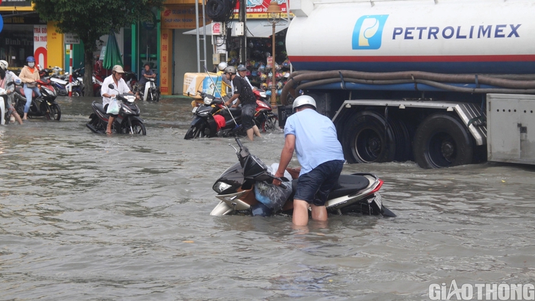 Người d&acirc;n Bạc Li&ecirc;u b&igrave; b&otilde;m dẫn xe lội nước sau cơn mưa lớn k&eacute;o d&agrave;i - Ảnh 3.