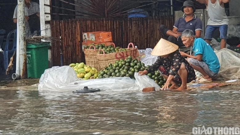 Người d&acirc;n Bạc Li&ecirc;u b&igrave; b&otilde;m dẫn xe lội nước sau cơn mưa lớn k&eacute;o d&agrave;i - Ảnh 10.
