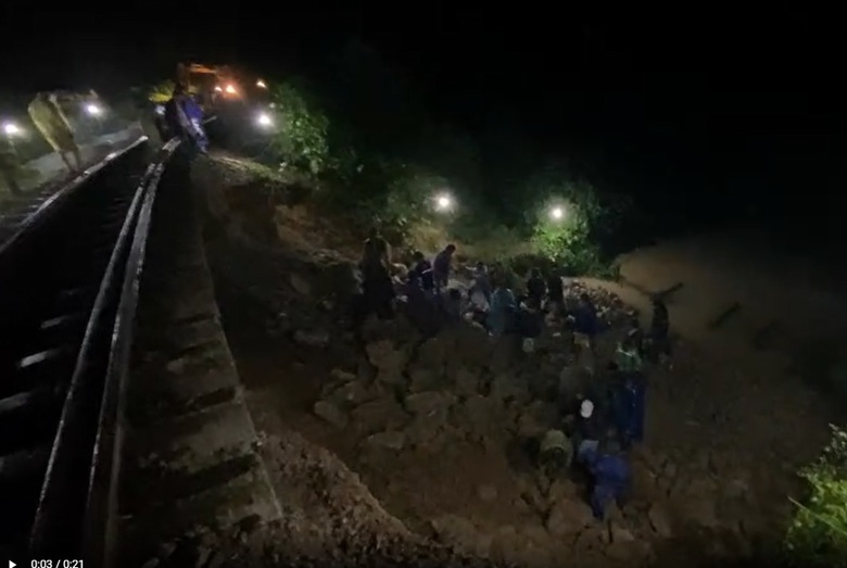 Đường sắt phấn đấu s&aacute;ng mai th&ocirc;ng đường sắt bị sạt lở ở H&agrave; Tĩnh - Ảnh 1.