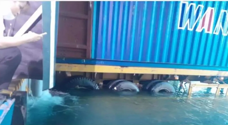 Mưa trắng trời, nước ngập QL1 qua Quảng Ng&atilde;i - Ảnh 6.
