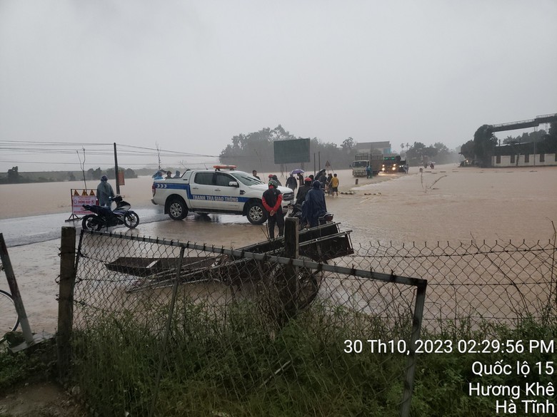 Mưa lớn, đường Hồ Ch&iacute; Minh ngập s&acirc;u, lực lượng chức năng bố tr&iacute; người cảnh b&aacute;o - Ảnh 2.