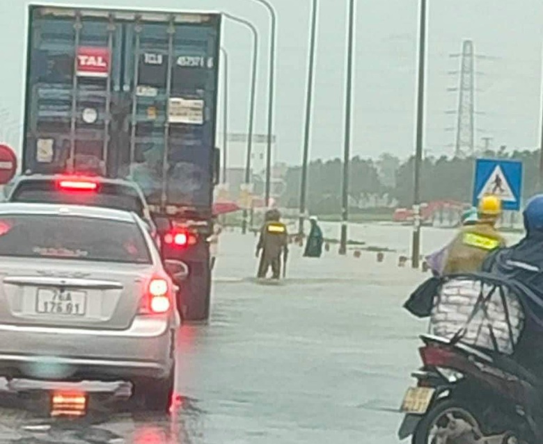 Mưa trắng trời, nước ngập QL1 qua Quảng Ng&atilde;i - Ảnh 5.