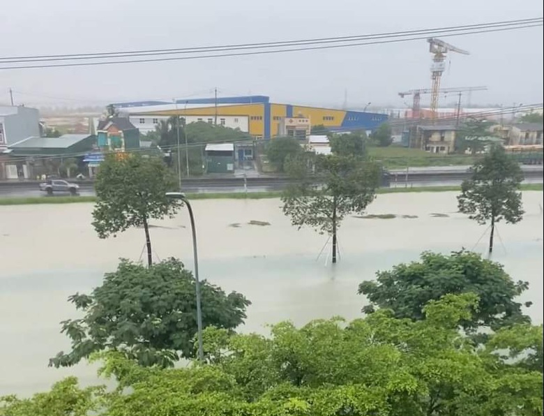 Mưa trắng trời, nước ngập QL1 qua Quảng Ng&atilde;i - Ảnh 8.
