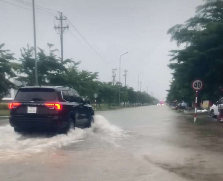 Mưa trắng trời, nước ngập QL1 qua Quảng Ng&atilde;i - Ảnh 9.