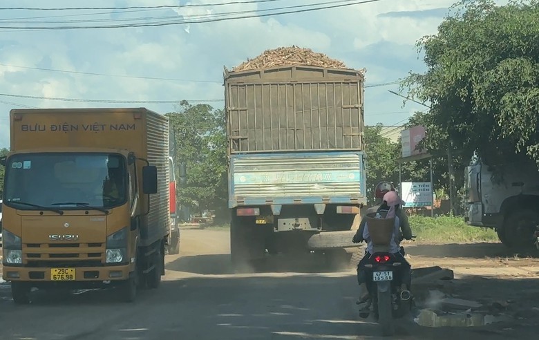 C&ocirc;ng an Bu&ocirc;n Đ&ocirc;n v&agrave;o cuộc x&aacute;c minh xử l&yacute; xe c&oacute; dấu hiệu qu&aacute; tải - Ảnh 1.