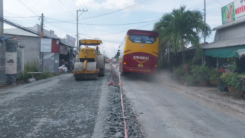 Thi c&ocirc;ng đường g&acirc;y bụi ảnh hưởng đời sống người d&acirc;n: Nh&agrave; thầu n&oacute;i g&igrave;? - Ảnh 2.