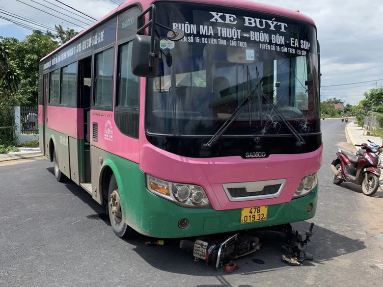 Xe buýt cuốn xe máy vào gầm khiến người chồng tử vong, vợ bị thương - Ảnh 1.