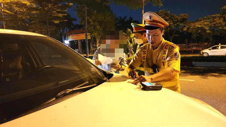 T&agrave;i xế &ocirc; t&ocirc; vi phạm nồng độ cồn đề nghị &ldquo;tạo điều kiện&rdquo; v&igrave; sợ vợ mắng - Ảnh 12.