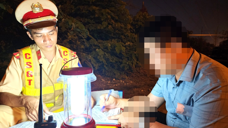 T&agrave;i xế &ocirc; t&ocirc; vi phạm nồng độ cồn đề nghị &ldquo;tạo điều kiện&rdquo; v&igrave; sợ vợ mắng - Ảnh 13.