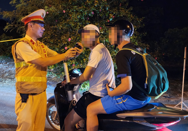 T&agrave;i xế &ocirc; t&ocirc; vi phạm nồng độ cồn đề nghị &ldquo;tạo điều kiện&rdquo; v&igrave; sợ vợ mắng - Ảnh 2.