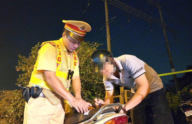 T&agrave;i xế &ocirc; t&ocirc; vi phạm nồng độ cồn đề nghị &ldquo;tạo điều kiện&rdquo; v&igrave; sợ vợ mắng - Ảnh 4.