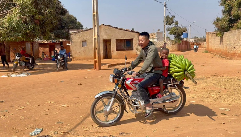 Quang Linh Vlog trở lại ch&acirc;u Phi sau gần 3 th&aacute;ng xa c&aacute;ch, phản ứng của L&ocirc;i Con thế n&agrave;o? - Ảnh 3.