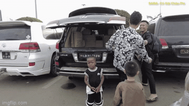 Quang Linh Vlog trở lại ch&acirc;u Phi sau gần 3 th&aacute;ng xa c&aacute;ch, phản ứng của L&ocirc;i Con thế n&agrave;o? - Ảnh 1.