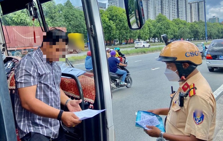 CSGT TP.HCM ra quân xử lý tài xế chở khách không có hợp đồng - Ảnh 2. CSGT TP.HCM ra quân xử lý tài xế chở khách không có hợp đồng - Ảnh 2.