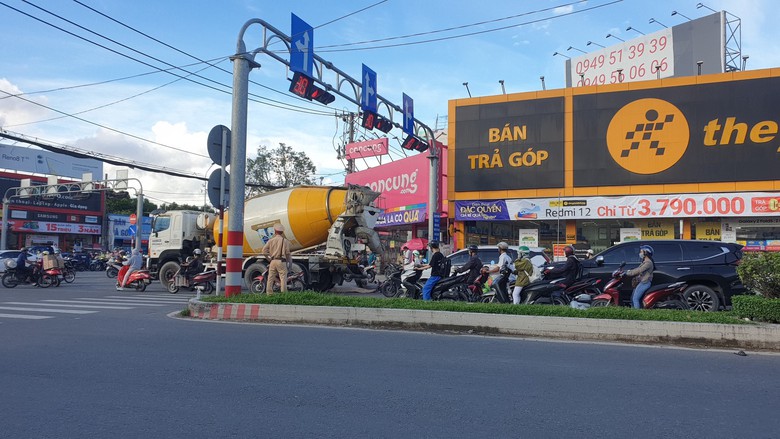 Cần Thơ: Người phụ nữ ngồi sau xe m&aacute;y chết thảm sau c&uacute; va chạm với xe trộn b&ecirc; t&ocirc;ng - Ảnh 2.