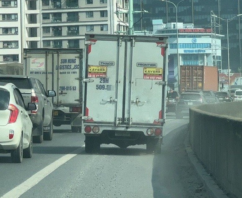 CSGT đ&oacute;n l&otilde;ng xử phạt xe &ocirc; t&ocirc; đi v&agrave;o l&agrave;n dừng khẩn cấp V&agrave;nh đai 3 - Ảnh 1.