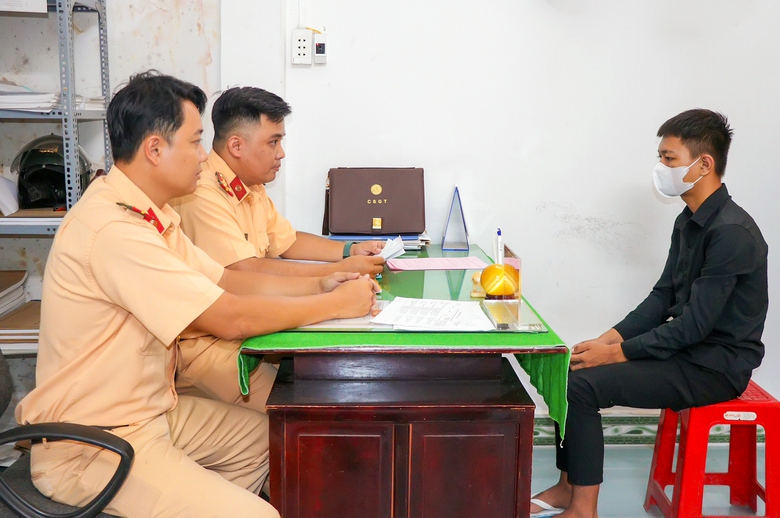 Nam thanh niên nằm trên yên điều khiển xe máy do 'sở thích' - Ảnh 1. Nam thanh niên nằm trên yên điều khiển xe máy do 'sở thích' - Ảnh 1.