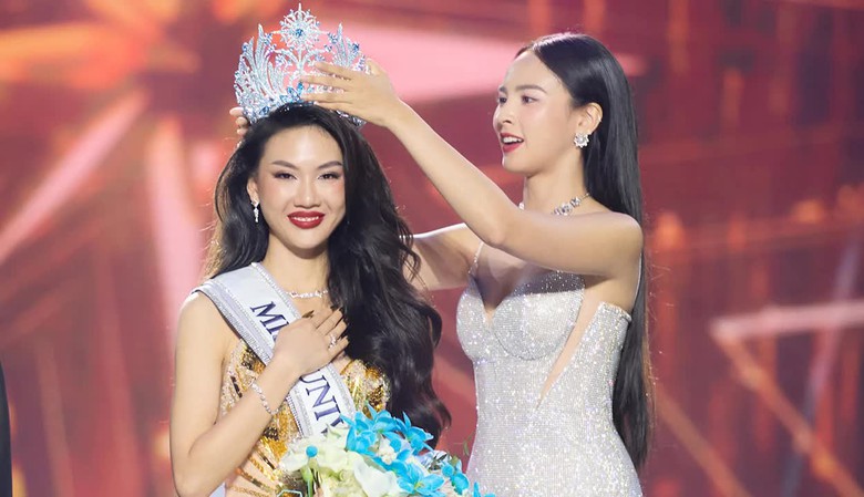Miss Universe thế giới nhắc đến B&ugrave;i Quỳnh Hoa giữa nghi vấn h&uacute;t b&oacute;ng cười - Ảnh 2.